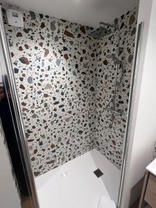 MontcelStudio Boheme Chic I Vue Panoramique Montagnes I Calme Absolu的带淋浴的浴室(带马赛克墙)