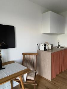 MontcelStudio Boheme Chic I Vue Panoramique Montagnes I Calme Absolu的厨房配有桌子和带水槽的台面