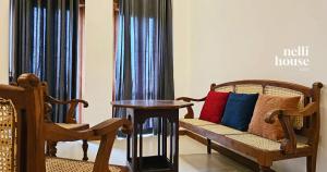 ゴールにあるnelli houseのソファとテーブルのあるリビングルーム