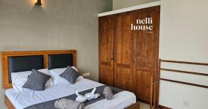 ゴールにあるnelli houseの木製のヘッドボードが付いたベッドのある寝室 +17枚の写真