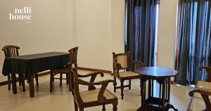 ゴールにあるnelli houseのテーブルと椅子のあるダイニングルーム