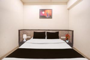 Postel nebo postele na pokoji v ubytování Hotel O Vatva Railway Station Formerly Anmol Palace