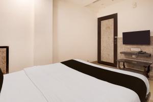 Postel nebo postele na pokoji v ubytování Hotel O Vatva Railway Station Formerly Anmol Palace