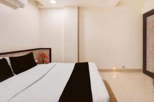 Postel nebo postele na pokoji v ubytování Hotel O Vatva Railway Station Formerly Anmol Palace