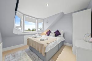 Ένα ή περισσότερα κρεβάτια σε δωμάτιο στο Charming Village Escape 3-Bed near Loch Lomond