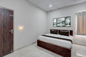 a bedroom with a large bed in a room at Collection O Kesar Crossway Jaipur Formerly Laxmi Palace in Jaipur