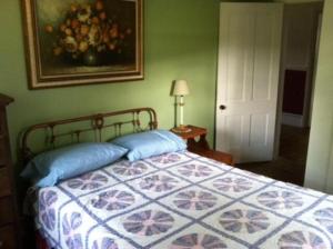 Postel nebo postele na pokoji v ubytování Historic Cabin Rental with Mountain Views in Potter County, Pennsylvania + 24 fotografií