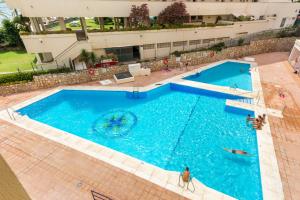 an overhead view of a large swimming pool at Primera línea de playa Marbella in Marbella