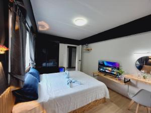 TV a/nebo společenská místnost v ubytování Irich Theparak S207- Bts-Chang Erawan 2kms