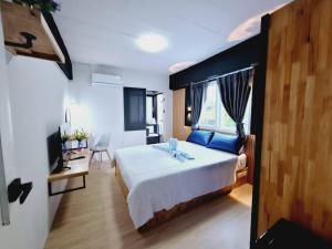 Postel nebo postele na pokoji v ubytování Irich Theparak S207- Bts-Chang Erawan 2kms