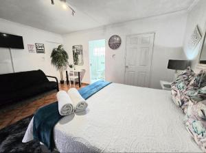 een slaapkamer met een groot bed met handdoeken erop bij Zhantique Guest House 1- Unit 5 in Boksburg