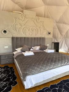 Ένα ή περισσότερα κρεβάτια σε δωμάτιο στο Глемпінг Перлина Карпат