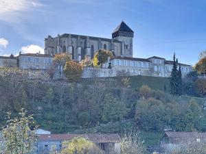 圣贝尔特朗德科曼日L'élégance au Comminges - balnéo, cinéma & confort的山顶上的大型城堡