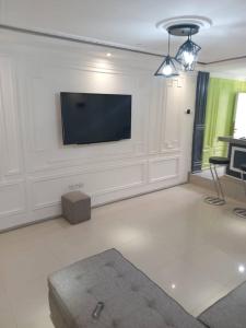 Et tv og/eller underholdning på RHÔ Résidence Hôtelière Ôkèrè Ôburu + 44 billeder