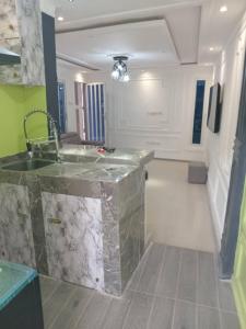 Et badeværelse på RHÔ Résidence Hôtelière Ôkèrè Ôburu