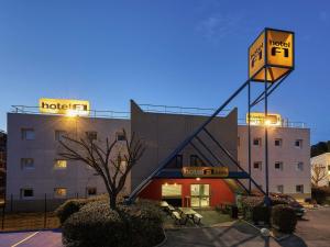 ブラニャックにあるhotelF1 Toulouse Aéroportの建物の前に看板があるホテル