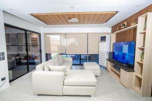 TV a/nebo společenská místnost v ubytování Villa La Tezza Seafront Residences