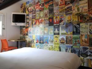 TV a/nebo společenská místnost v ubytování hotelF1 Orange Centre Echangeur A7 A9