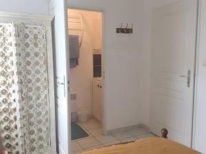 ein weißes Badezimmer mit Dusche und Toilette in der Unterkunft Ty Gweltas - Chambre 300 plage in Saint-Gildas-de-Rhuys