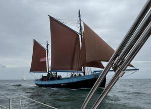 Ein Boot im Wasser mit Leuten darauf. in der Unterkunft Ty Gweltas - Chambre 300 plage in Saint-Gildas-de-Rhuys + 3 Fotos