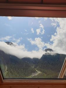 uma janela com vista para uma montanha em Barba Peder Biobergün em Bergün
