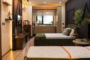 une chambre d'hôtel avec deux lits et une cuisine dans l'établissement Quiet Premium Studio at Ivory Residence Pipera, à Bucarest 16 autres photos