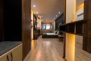 - un salon avec une chambre et un lit dans une pièce dans l'établissement Quiet Premium Studio at Ivory Residence Pipera, à Bucarest