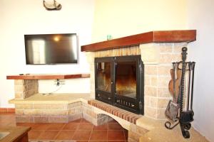 un camino in pietra con una televisione sopra di La Casona del Olivo a Torre-Pacheco