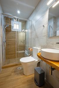 une salle de bains avec toilettes, lavabo et douche dans l'établissement Gina's Apartments, à Spáta 27 autres photos