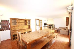 un soggiorno con un tavolo di legno e un divano di La Casona del Olivo a Torre-Pacheco