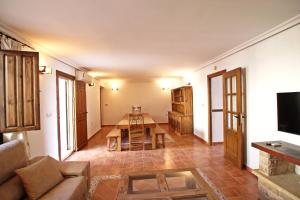 una sala de estar con un sofá y una mesa en La Casona del Olivo, en Torre-Pacheco