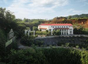 un gran edificio blanco con techo rojo en Sơn Nữ Emerald Hill Hotel, en Bak Kan