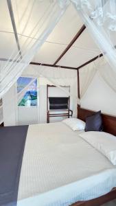 Un dormitorio con una cama en una tienda de campaña. en Mirewon Guest, en Weligama