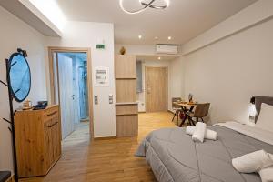 une chambre avec un lit et une table dedans dans l'établissement Gina's Apartments, à Spáta