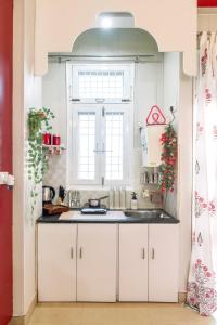 Η κουζίνα ή μικρή κουζίνα στο Cherry Blossom- Isckon Retreat center of Vrindavan