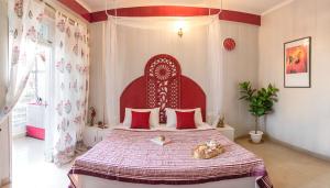 Ένα ή περισσότερα κρεβάτια σε δωμάτιο στο Cherry Blossom- Isckon Retreat center of Vrindavan