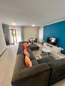 约翰内斯堡Melville Koppies View Guest house的客厅里有一张棕色沙发和一张桌子 更多58张照片