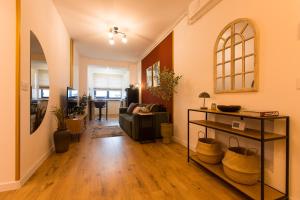 ein Wohnzimmer mit Sofa und Tisch in der Unterkunft Contemporary 1-Bedroom Oasis in Pipera - Ivory Residence in Bukarest