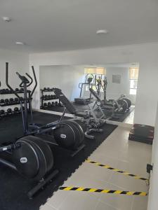 une salle de sport avec de nombreux tapis roulants et poids dans l'établissement Nuevo - moderno - aire acondicionado- parking privado - céntrico, à Rancagua