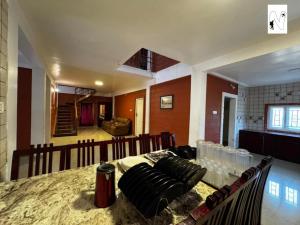 una habitación con una mesa con gafas. en Bloom Hill Ooty, en Ooty