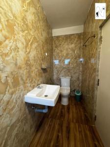 Un baño con lavabo e inodoro en Bloom Hill Ooty, en Ooty 33 fotos más