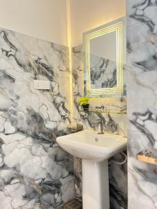 un baño con lavabo y espejo en Mirewon Guest, en Weligama 72 fotos más