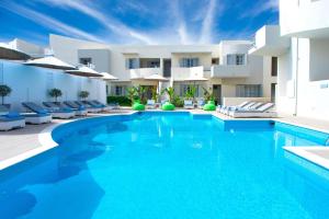 a swimming pool in front of a villa at Elounda Garden Maxima Suite Beheiztes Schwimmbad in Elounda