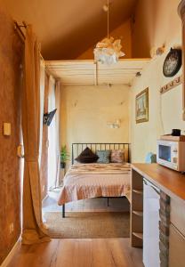 une chambre avec un lit au milieu d'une pièce dans l'établissement Boutique Cottage, à Vilnius