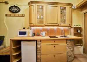 une cuisine avec un évier et un micro-ondes dans l'établissement Boutique Cottage, à Vilnius 5 autres photos