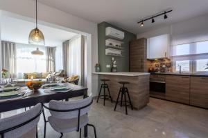 eine Küche und ein Wohnzimmer mit Tisch und Stühlen in der Unterkunft Studio für 2 Personen  2 Kinder ca 60 qm in Šilo, Kvarner Bucht Krk in Šilo