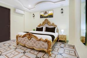 1 dormitorio con 1 cama extragrande y campos de golf en Palette Heritage Varanasi Retreat, en Varanasi