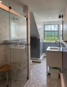 Koupelna v ubytování Impressive Cabin with a Pool and Hot Tub Ideal for Weekend Getaways in the Catskills