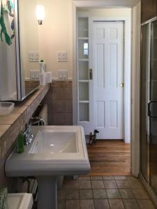 Koupelna v ubytování Impressive Cabin with a Pool and Hot Tub Ideal for Weekend Getaways in the Catskills