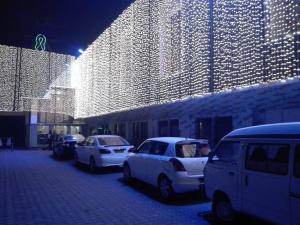 シアールコートにあるHotel Taj Palaceの灯台の前に停車する車両